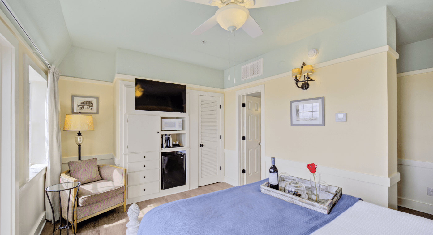 Emerald Coast Queen - looking in